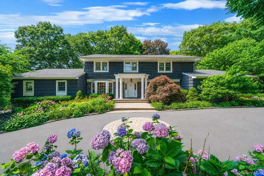 1 Winston CT, Dix Hills, NY 11746