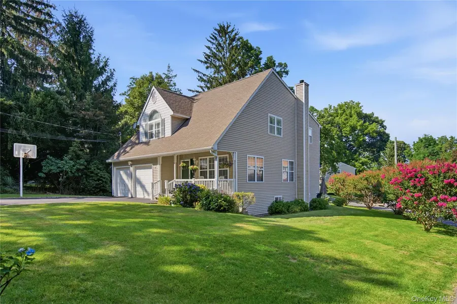 8 Crossman RD, Centerport, NY 11721