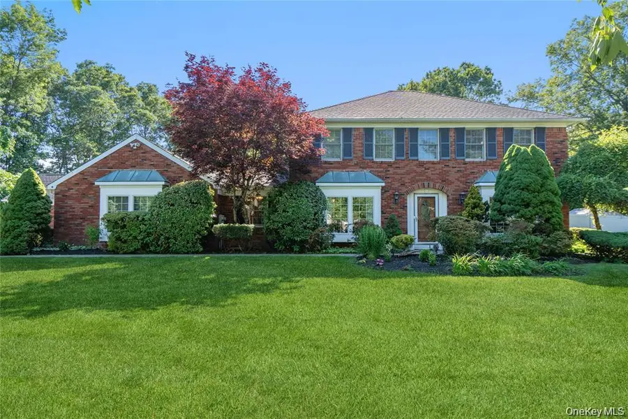 15-17 Park Woods LN, Kings Park, NY 11754