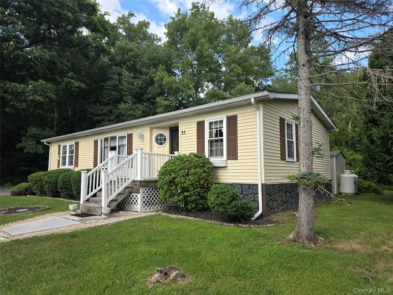 35 Perry RD, Hyde Park, NY 12538