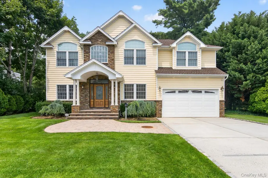 136 Circle DR, Roslyn Heights, NY 11577