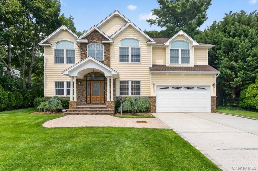 136 Circle DR, Roslyn Heights, NY 11577