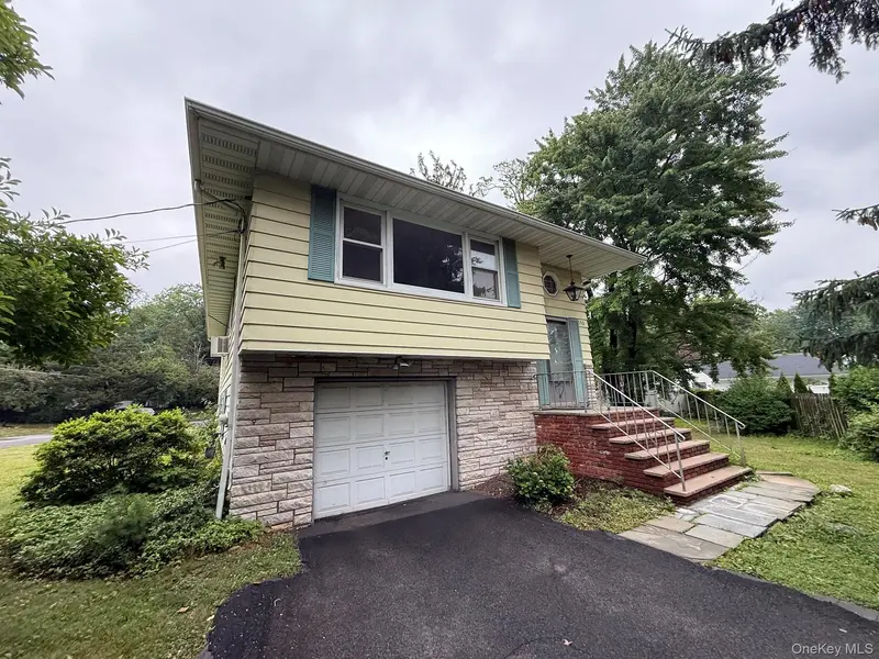 198 Cardean PL, Pearl River, NY 10965