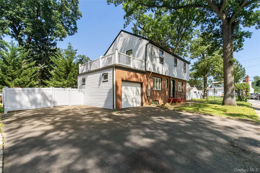 329 E Euclid ST, Valley Stream, NY 11580