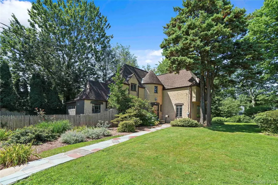 13 Craven LN, White Plains, NY 10605