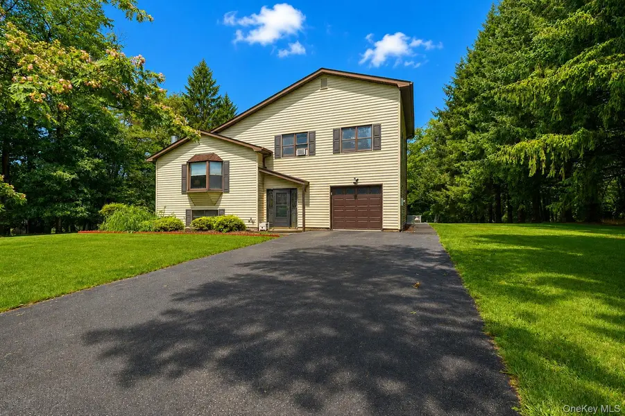 18 Hillside RD, Slate Hill, NY 10973