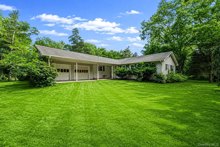 42 E Bartlett RD, Middle Island, NY 11953