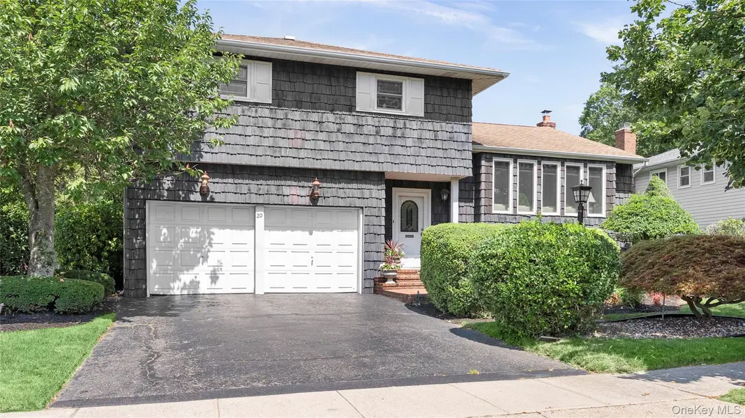 20 Acorn LN, Plainview, NY 11803