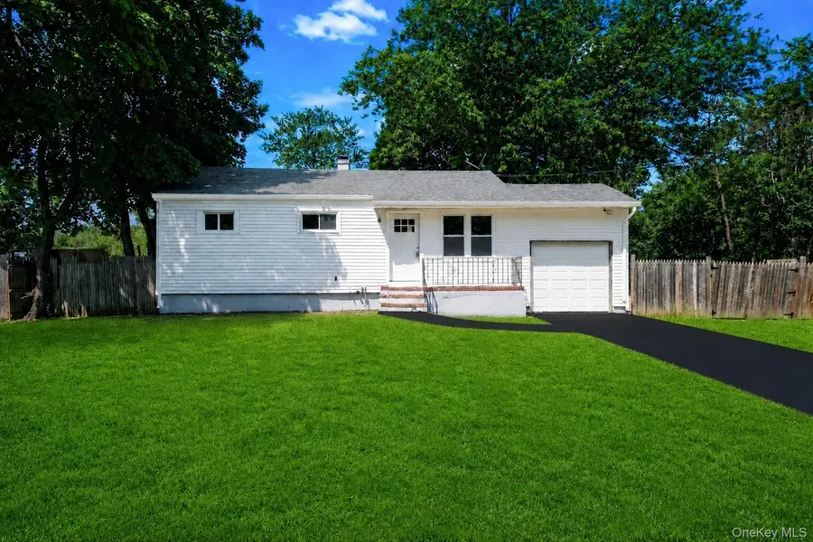 948 Walker ST, Bellport, NY 11713
