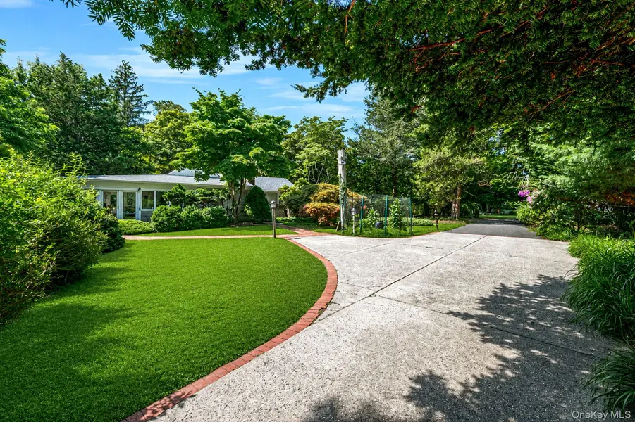 90 Locust LN, Northport, NY 11768