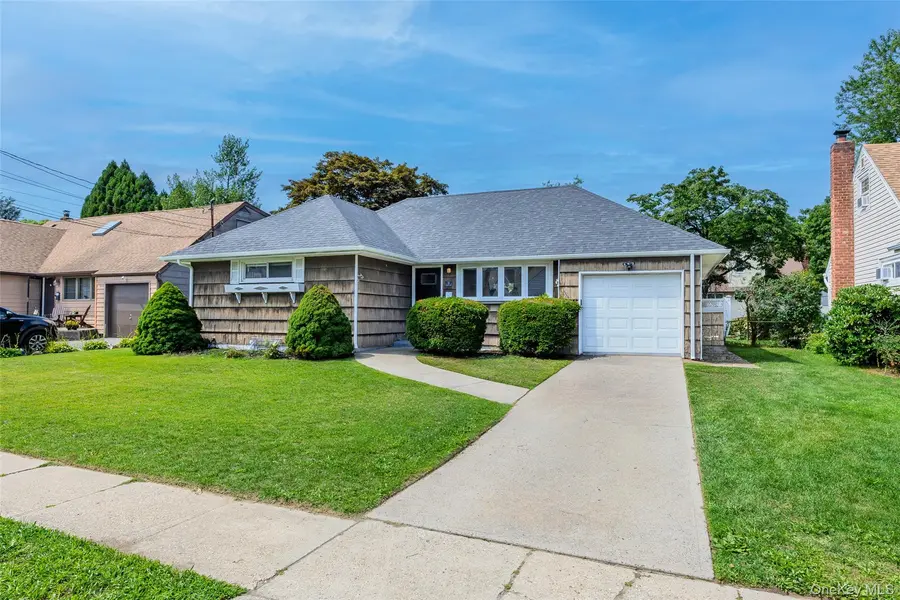 9 Leeds LN, North Babylon, NY 11703