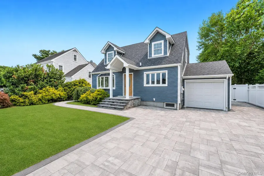 4 Hicks CIR, Hicksville, NY 11801
