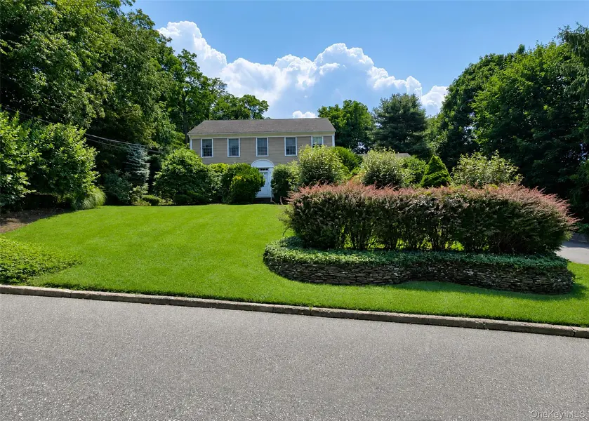 16 Woodhull RD, East Setauket, NY 11733
