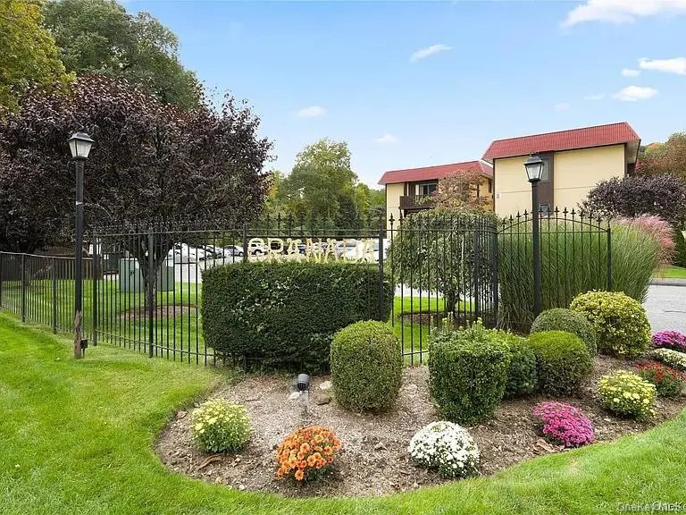 18 Granada CRES #2, White Plains, NY 10603