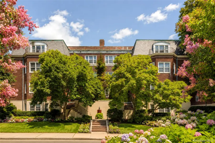 2 chateaux CIR #2E, Scarsdale, NY 10583