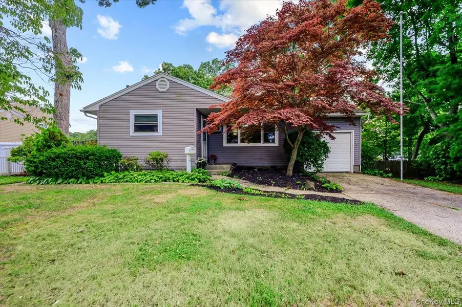 3 Ronald LN, Sayville, NY 11782