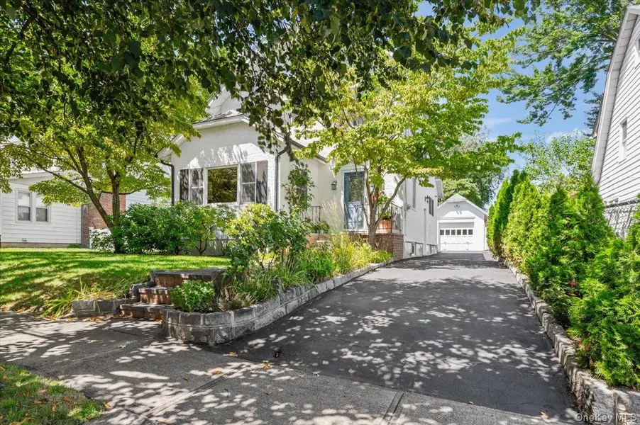 17 Cypress AVE, Port Washington, NY 11050