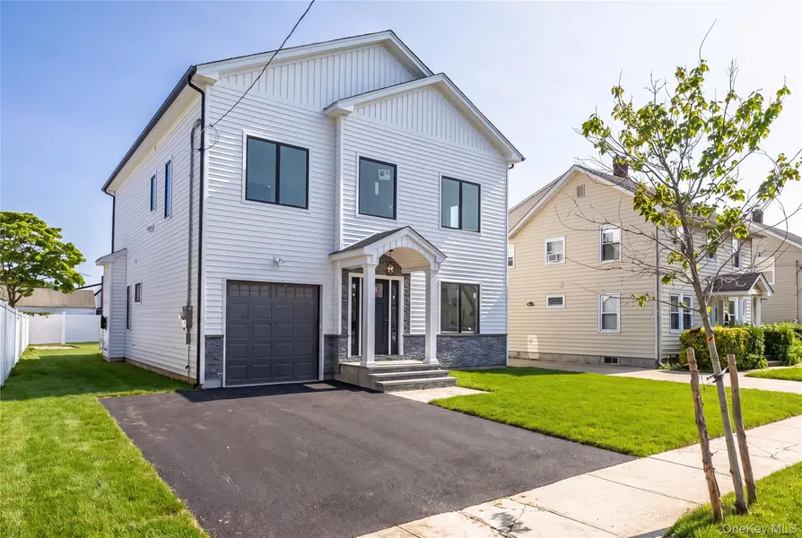 43 Westbury AVE, Mineola, NY 11501
