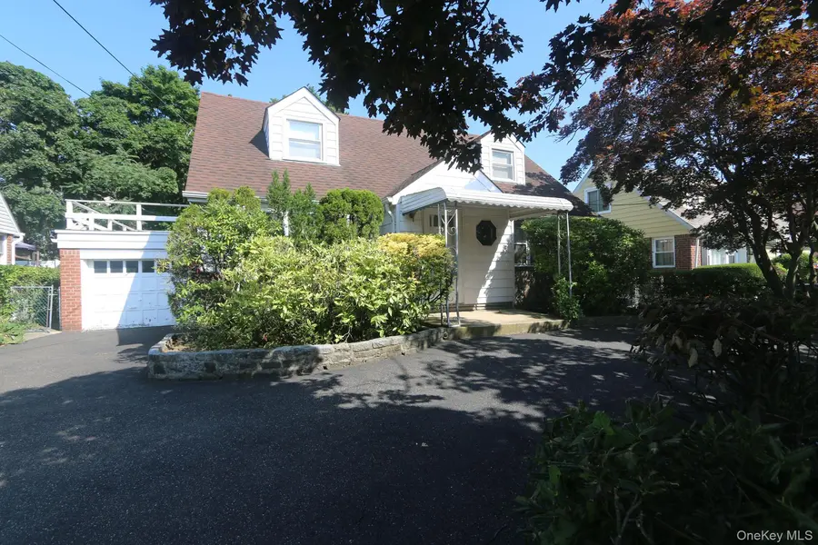 43 Ivanhoe PL, Valley Stream, NY 11580
