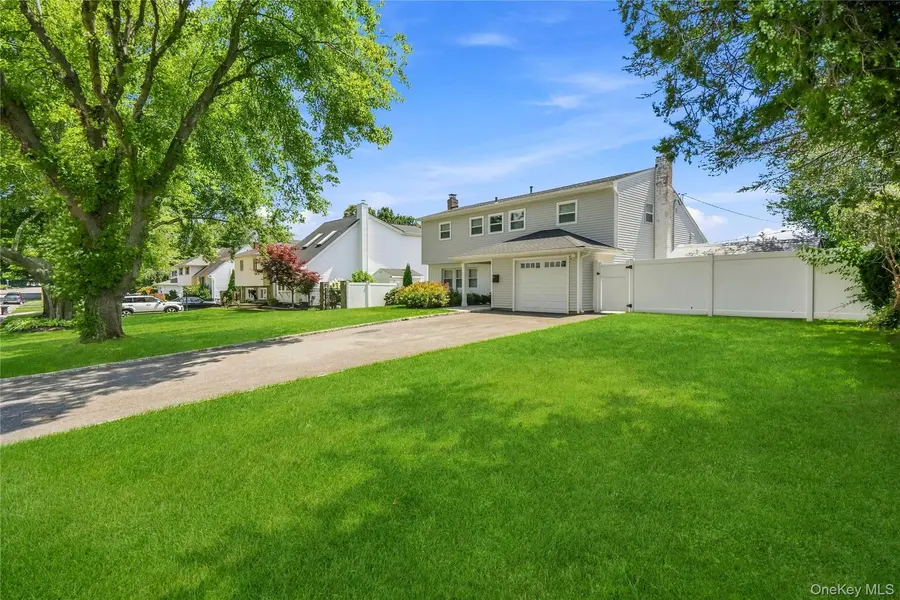 14 Elder DR, Commack, NY 11725