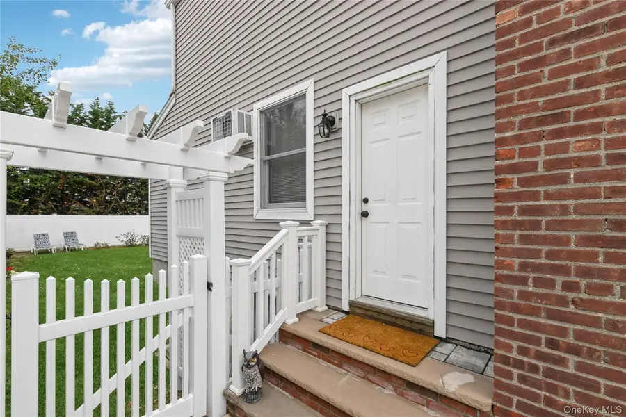 11 Deauville Pkwy, Lindenhurst, NY 11757
