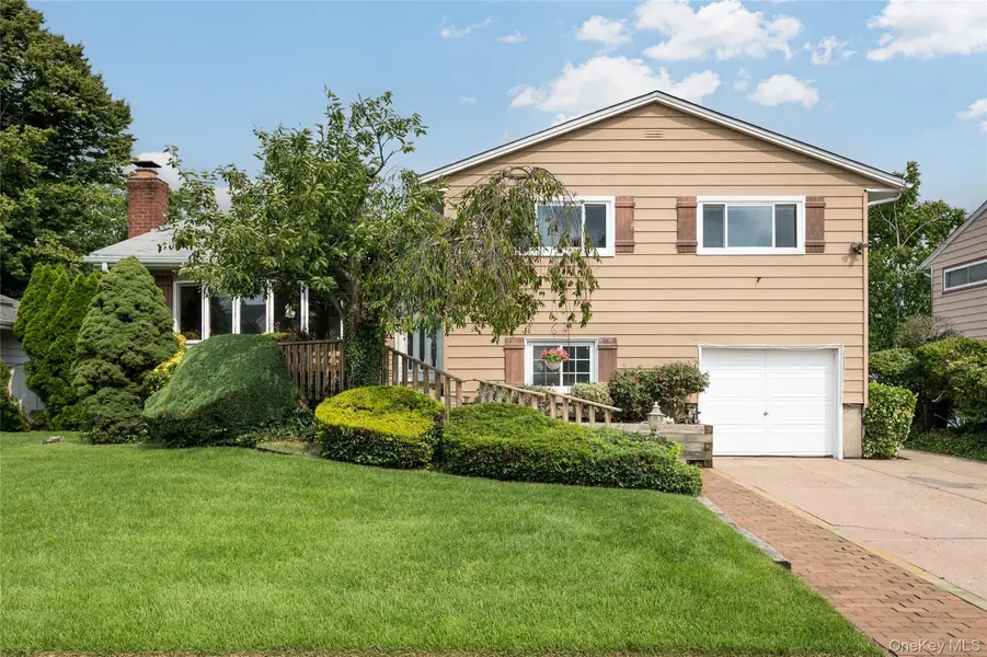 10 Primrose AVE, Hicksville, NY 11801