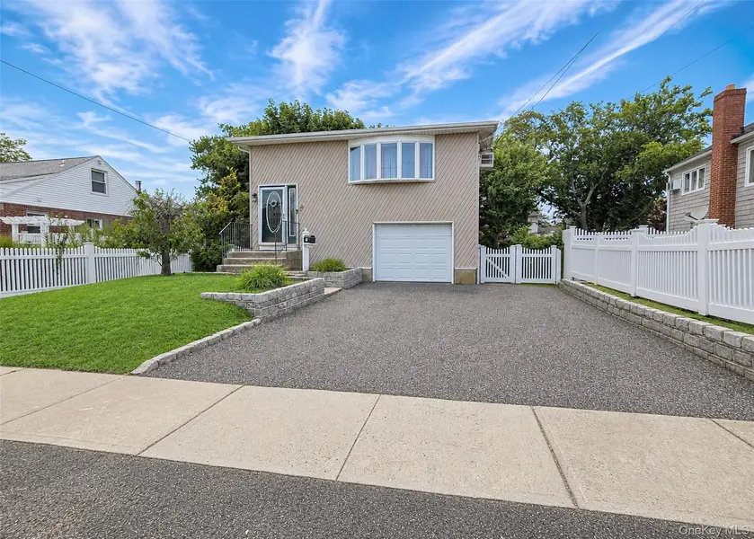 11 Farragut AVE, Lindenhurst, NY 11757