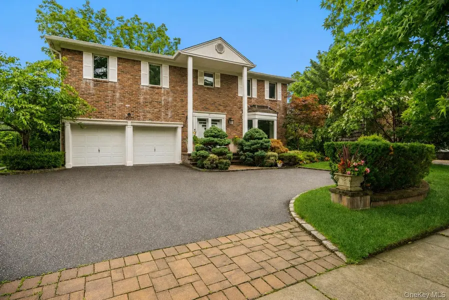 15 Hunt CT, Roslyn, NY 11576