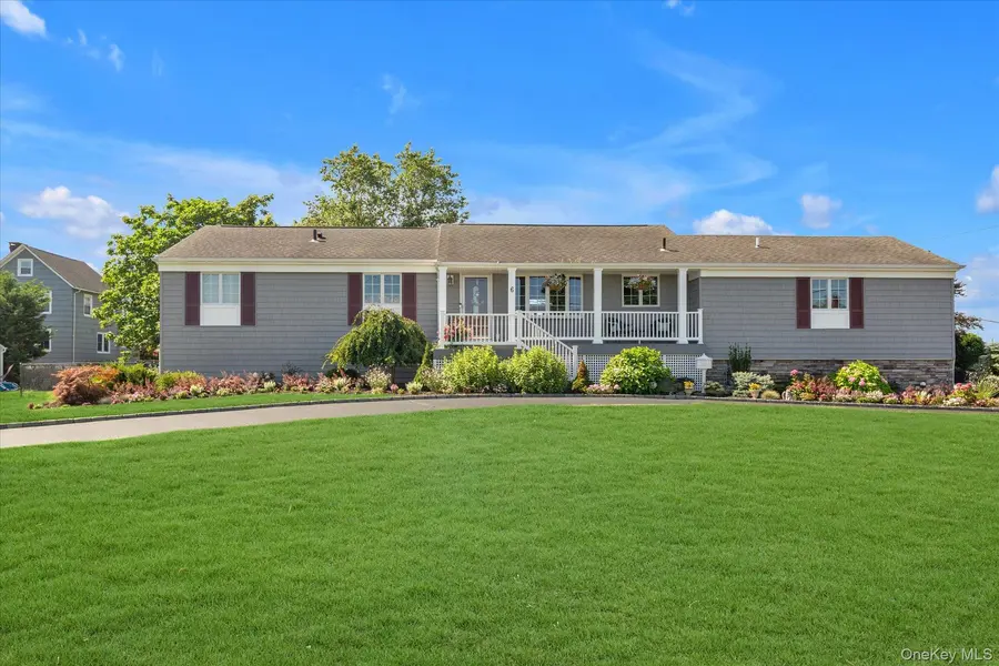 6 Montgomery LN, Bay Shore, NY 11706