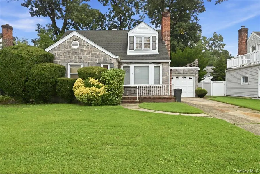 8 Redwood RD, New Hyde Park, NY 11040