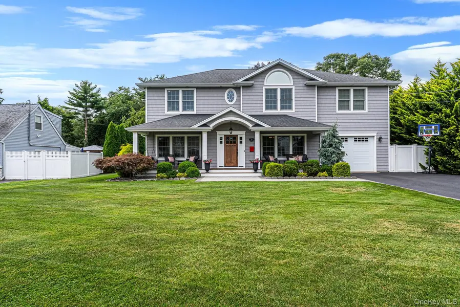 121 Bayway AVE, Bay Shore, NY 11706