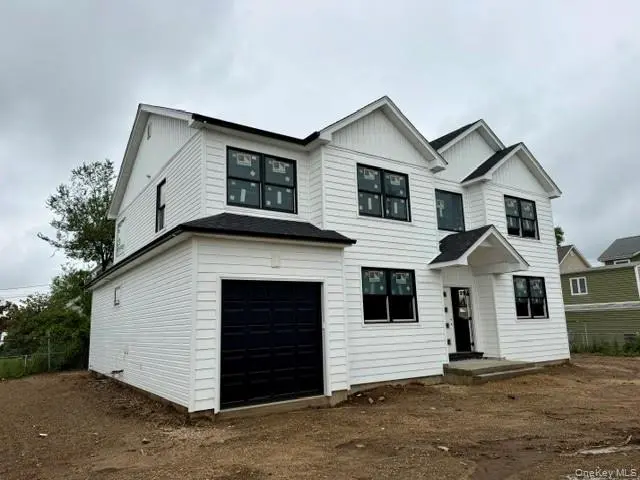 63 Vandewater ST, Farmingdale, NY 11735