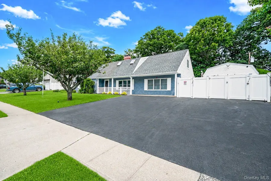 5 Horseshoe DR, Holbrook, NY 11741