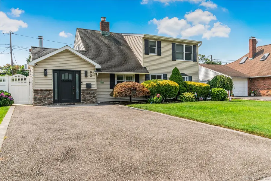 93 Duckpond DR, Wantagh, NY 11793
