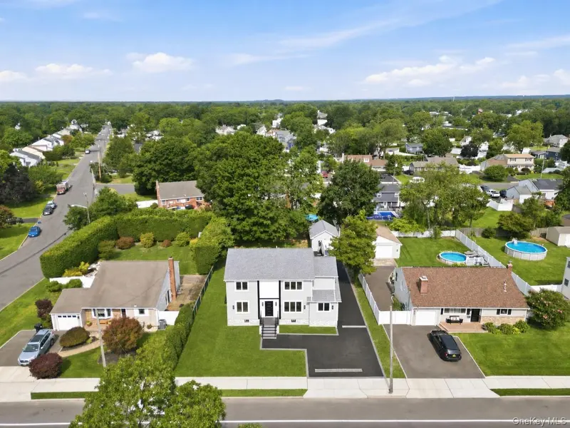 136 Udall RD, West Islip, NY 11795