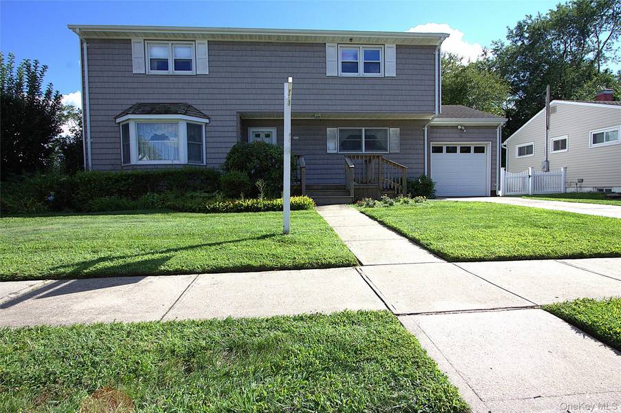46 Margaret DR, Plainview, NY 11803