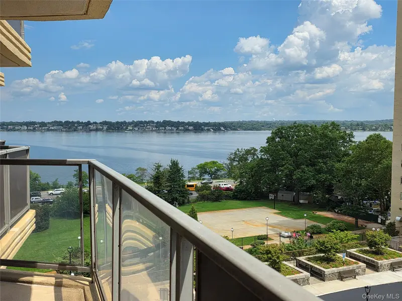 17-85 215 ST #6G, Bayside, NY 11360