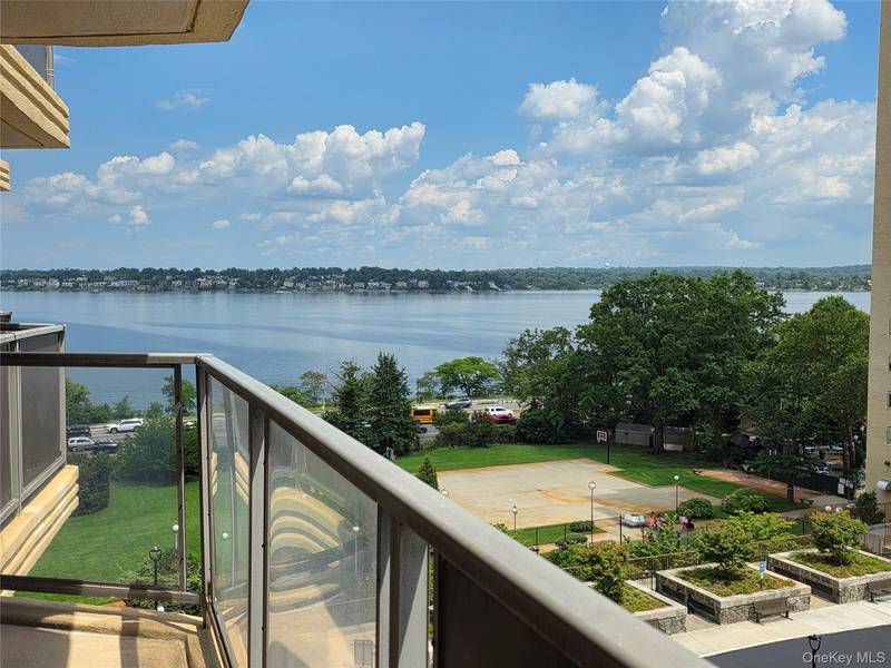 17-85 215 ST #6G, Bayside, NY 11360