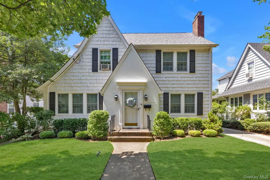 44 Fern ST, Floral Park, NY 11001