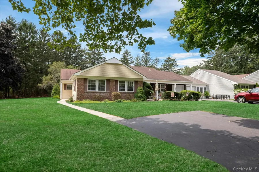 62 Hearthside DR, Mount Sinai, NY 11766