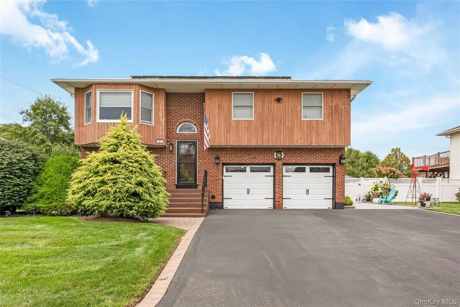 17 E Lincoln AVE, Massapequa, NY 11758