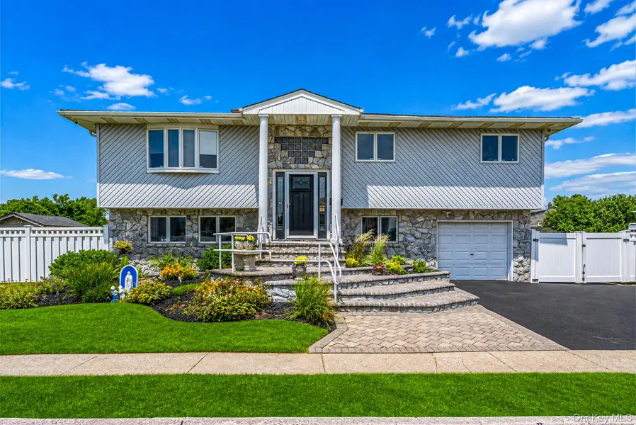 14 Wellbrock ST, Lindenhurst, NY 11757