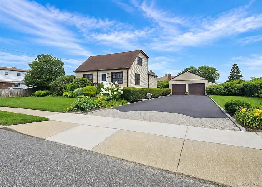 823 5th ST, West Babylon, NY 11704