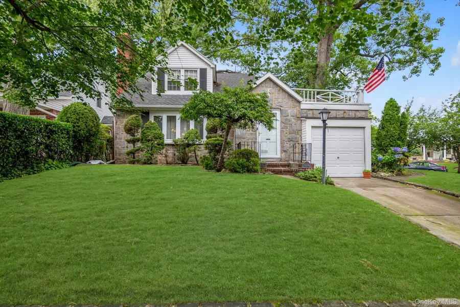 37 Maple DR, New Hyde Park, NY 11040