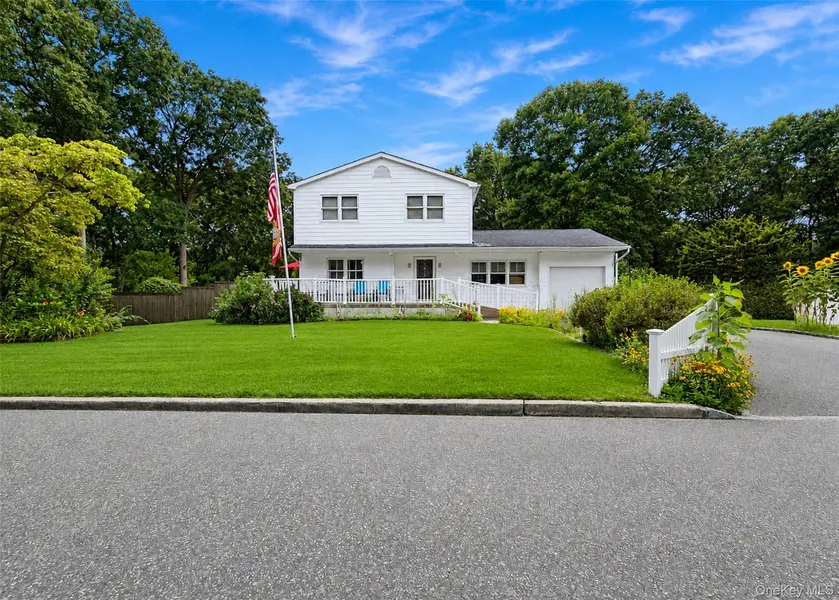 8 Virginia DR, Medford, NY 11763