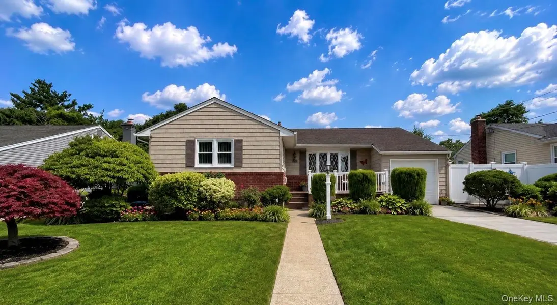 32 Taylor DR, Farmingdale, NY 11735