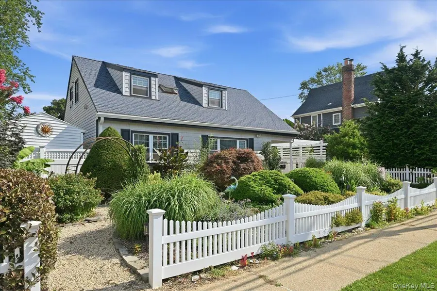 25 Rhode Island AVE, Massapequa, NY 11758