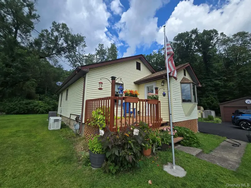 17 Green LN, Slate Hill, NY 10973