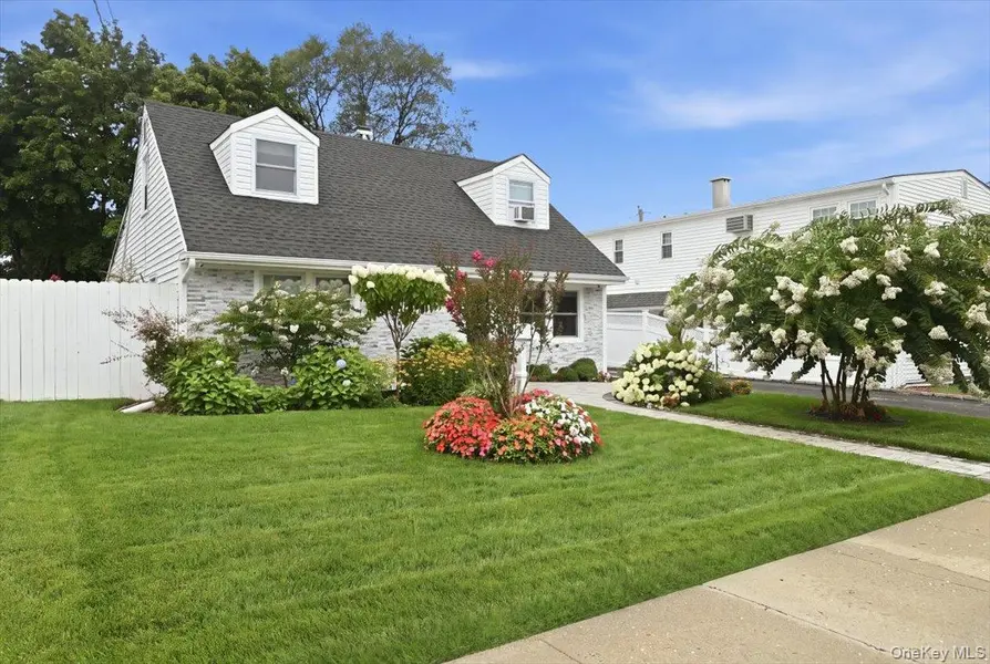 913 Merillon AVE, Westbury, NY 11590