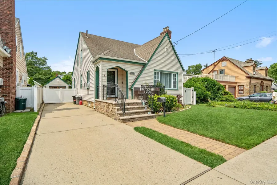 49 Devon ST, Malverne, NY 11565